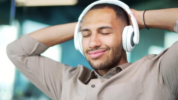 Νεαρός Υπάλληλος Ακούει Χαλαρωτικό Χαλαρωτικό Ήχο Απολαμβάνουν Ήρεμη Μουσική Ραδιόφωνο — Αρχείο Βίντεο