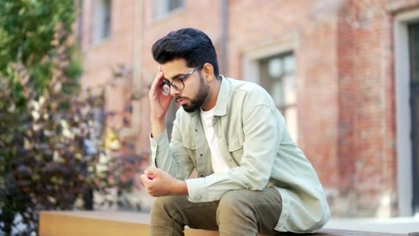 학생은 캠퍼스 공간에 벤치에 통증으로 우울증이 남성은 개인적인 문제가 절망과 — 비디오