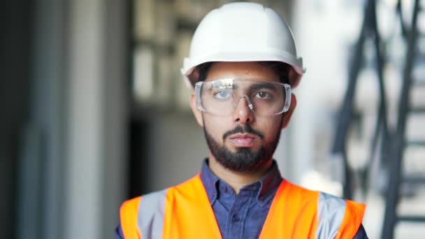Close Retrato Jovem Engenheiro Profissional Confiante Vestindo Capacete Segurança Óculos — Vídeo de Stock