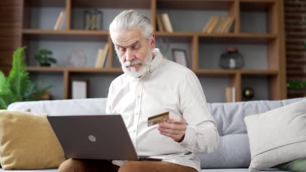Glad Äldre Äldre Man Gör Online Shopping Skriva Kreditkort Nummer — Stockvideo