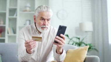 Hüsrana uğramış yaşlı bir adam, evde oturan akıllı telefondan kredi kartı numarasını girerken dolandırıcılığı keşfetti. Olgun bir erkek aldatma kurbanı oldu. Hesabından para çalındı.