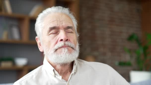 Uomo Anziano Anziano Con Capelli Grigi Meditando Gli Occhi Chiusi — Video Stock