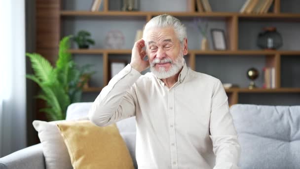 Dolor Oído Anciano Anciano Enfermo Sufre Dolor Oído Sentado Sofá — Vídeos de Stock