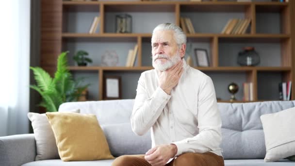 Idoso Doente Cabelos Grisalhos Que Sofre Uma Dor Garganta Sentado — Vídeo de Stock