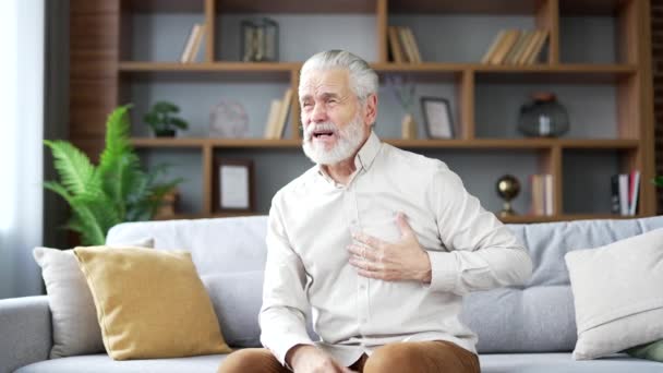 Άρρωστος Ηλικιωμένος Ηλικιωμένος Γκριζομάλλης Που Υποφέρει Από Καρδιακή Προσβολή Στο — Αρχείο Βίντεο