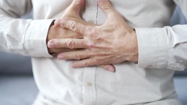 Zamknij Dojrzałe Męskie Ręce Trzymając Masaż Żołądka Starszy Pan Czuje — Wideo stockowe