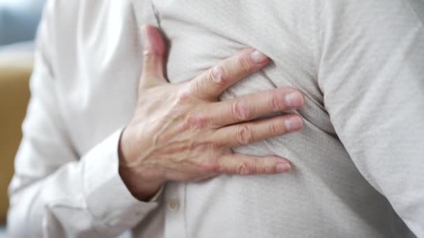 Närbild Mogna Manliga Händer Håller Masserande Bröst Sjuk Äldre Äldre — Stockvideo