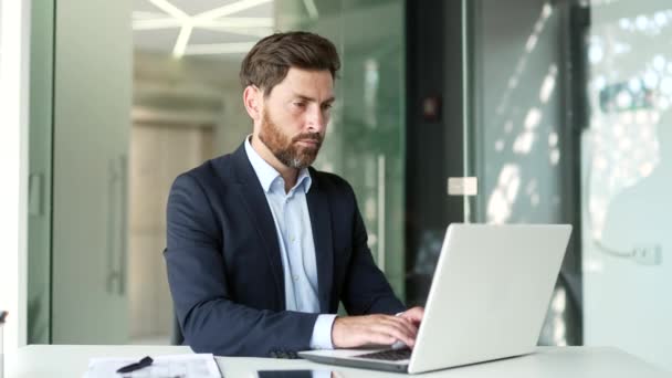 Der Geschäftige Geschäftsmann Arbeitet Laptop Während Arbeitsplatz Büro Sitzt Konzentrierte — Stockvideo