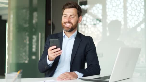 Leende Affärsman Använder Smartphone När Sitter Arbetsplatsen Kontoret Arbetstagaren Läser — Stockvideo