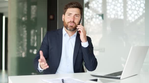 Selvsikker Forretningsmand Taler Smartphone Mens Sidder Arbejdspladsen Kontoret Smilende Skægget – Stock-video