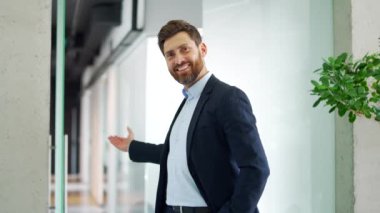Kendine güveni tam bir iş adamı sizi modern ticaret bürosunun girişine yakın takıma davet ediyor. İşveren, İnsan Kaynakları girişimcisi, yatırım yapmak veya kameraya bakmak isteyen bir yatırımcı. Bize katıl.