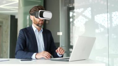 İş yerindeki uzak konferansta iş ortaklarıyla toplantı yaparken sanal gerçeklik simülatöründe sanal gerçeklik sohbeti ve video görüşmesi için VR gözlüğü kullanan başarılı bir iş adamı.