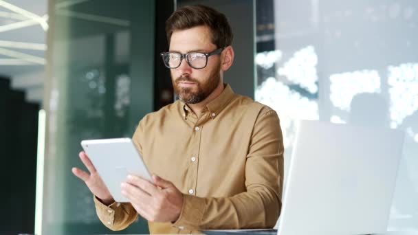 Manager Verwenden Digitale Tablets Während Sie Arbeitsplatz Geschäftsbüro Sitzen Arbeiter — Stockvideo