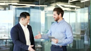 İki adamın tokalaşması, iş adamlarının ofiste başarı anlaşması için buluşması. b2b takım çalışması finans şirketi ortaklığı. Teşekkür ederim. Röportaj anlaşmasına hoş geldiniz. El sıkışırken güven.