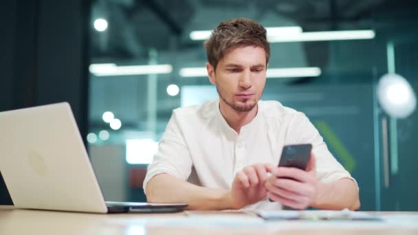 Erkek Çalışanın Uygulamalı Cep Telefonunda Sıkıntısı Akıllı Telefon Arızası Kullanan — Stok video