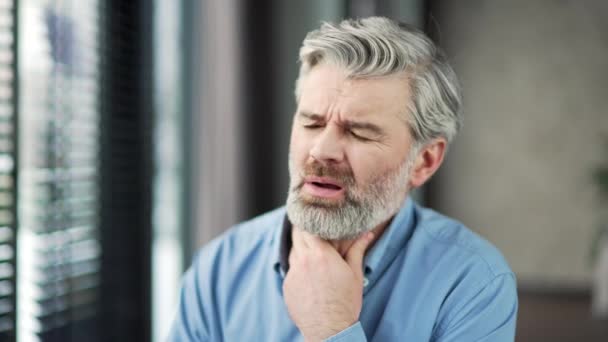 Ein Kranker Älterer Grauhaariger Geschäftsmann Mit Bart Der Halsschmerzen Leidet — Stockvideo