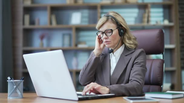 Servicio Atención Cliente Call Center Mujer Madura Hablando Oficina Comunicación — Vídeos de Stock