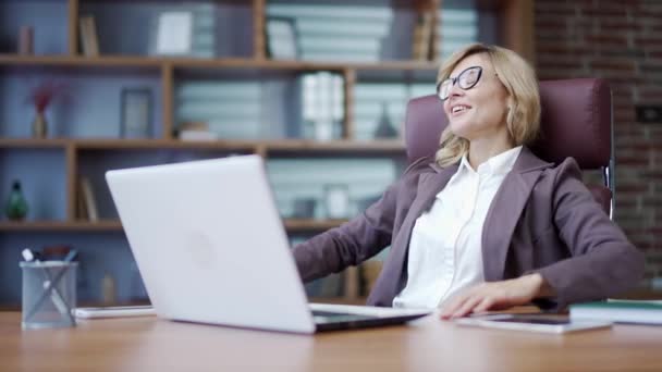 Ofisteki Işini Başarıyla Bitirdikten Sonra Dinlenen Olgun Bir Kadını Tatmin — Stok video