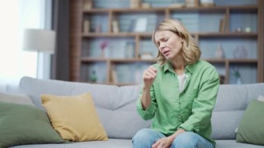 Evde depresyon geçiren olgun bir kadın, panik atak, zihinsel bozukluk, depresyon, endişeli, gergin, sağlık sorunları, kötü haber, ağlama, evde kanepede oturmak...