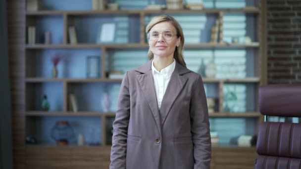 Portret Kobiety Biznesu Nauczyciel Lub Przedstawiciel Garniturze Dojrzałe Niezależny Profesor — Wideo stockowe