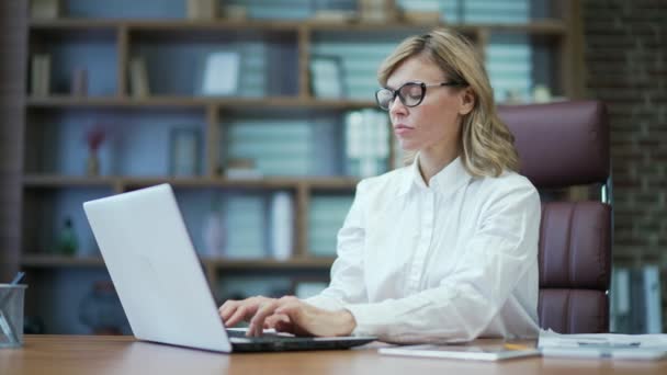 Thoughtful Mature Businesswoman Financier Entrepreneur Sits Workplace Work Laptop Computer — Stock Video