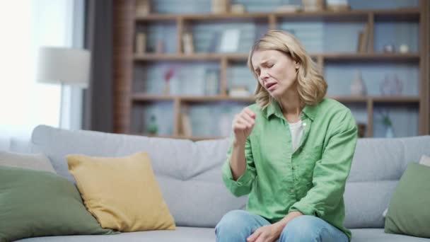 Dojrzała Kobieta Cierpiąca Depresję Domu Lęk Atak Paniki Zaburzenia Psychiczne — Wideo stockowe