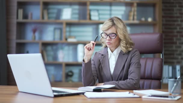 Pensativa Mujer Negocios Madura Traje Gafas Mirando Seriamente Pantalla Del — Vídeos de Stock