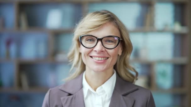 Kadını Avukat Öğretmen Olgun Bağımsız Doçent Gözlüklü Bayan Işkadını Ofiste — Stok video
