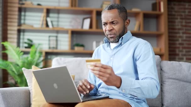 Sfrustrowany Dojrzały Afrykański Amerykanin Odkrył Oszustwo Wpisując Numer Karty Kredytowej — Wideo stockowe