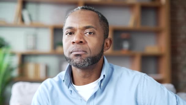 사무실에서 거실에서 소파에 셔츠에 성숙한 아프리카계 남성의 초상화 긍정적인 사업가의 — 비디오