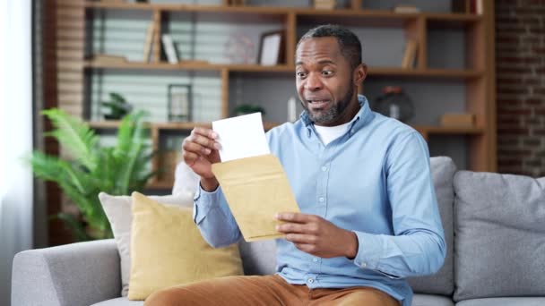 Ευτυχισμένος Ενθουσιασμένος Ώριμος Αφροαμερικάνος Που Διαβάζει Γράμμα Σπουδαία Νέα Καθισμένος — Αρχείο Βίντεο