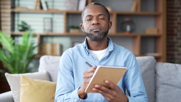 Προβολή Κάμερας Ώριμος Αφροαμερικανός Άνδρας Που Παρακολουθεί Βίντεο Κλήση Απευθείας — Αρχείο Βίντεο