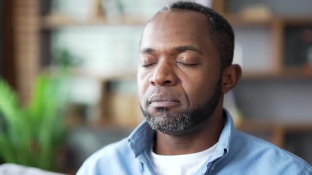 Rijpe Afro Amerikaanse Man Die Mediteert Met Gesloten Ogen Terwijl — Stockvideo