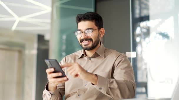 Uśmiechnięty Biznesmen Używa Smartfona Siedząc Biurze Pracy Pracownik Czyta Lub — Wideo stockowe