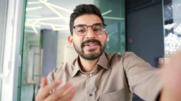 Pov 사무실에서 스마트 비디오 통화에 말하는 안경에 사업가 잘생긴 노동자 — 비디오