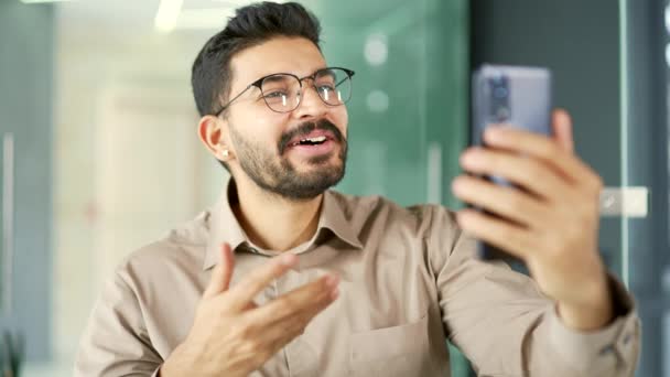 Gözlüklü Gülümseyen Sakallı Bir Adamı Modern Bir Ofisteki Akıllı Telefon — Stok video