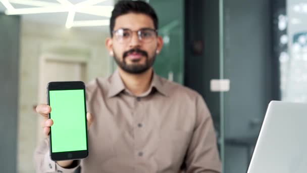 Smartphone Zelenou Obrazovkou Zobrazující Šťastného Podnikatele Sedícího Pracovišti Kanceláři Klávesa — Stock video
