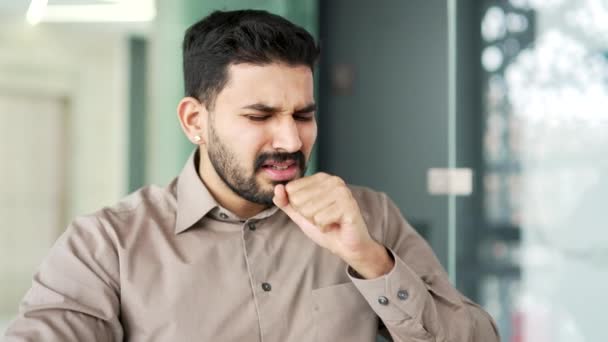 Yerinde Işyerinde Otururken Tişörtlü Bir Işadamı Öksürüyor Soğuk Algınlığı Grip — Stok video