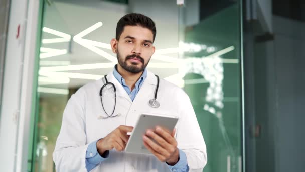 Portrét Usměvavého Vousatého Lékaře Bílém Plášti Stetoskopem Stojícího Tabletem Nemocniční — Stock video