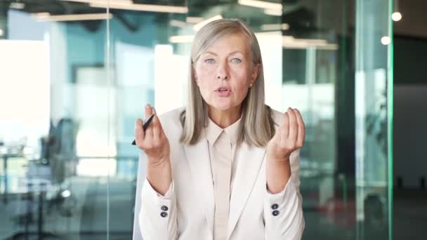 Webcam Ansicht Wütende Ältere Ältere Grauhaarige Geschäftsfrau Die Sich Auf — Stockvideo