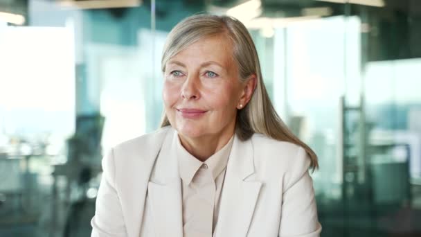 Porträt Einer Glücklichen Älteren Grauhaarigen Geschäftsfrau Anzug Die Einem Arbeitsplatz — Stockvideo