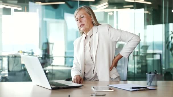 Zmęczona Starsza Siwa Bizneswoman Cierpiąca Ból Pleców Pracująca Laptopie Biurze — Wideo stockowe
