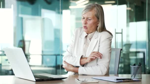 Cansada Mujer Negocios Pelo Gris Senior Que Sufre Dolor Codo — Vídeos de Stock