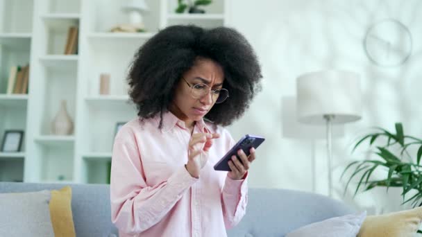 Naštvaná Africká Americká Žena Stěžuje Špatný Výkon Programu Chytrém Telefonu — Stock video