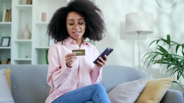 Ευτυχισμένο Νεαρό Αφροαμερικανό Θηλυκό Κάνει Online Ψώνια Πληκτρολογώντας Αριθμό Πιστωτικής — Αρχείο Βίντεο