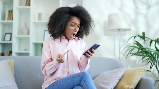 Chockad Upprörd Ung Afrikansk Amerikansk Kvinna Upptäckte Bedrägeri Kreditkortsnummer Smartphone — Stockvideo