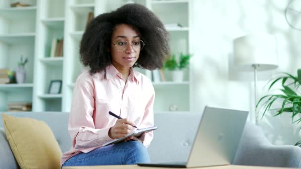 Молодая Африканская Студентка Американка Слушает Онлайн Электронное Обучение Видео Курс — стоковое видео