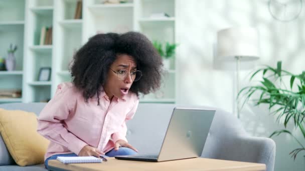 Расстроенная Молодая Африканская Американка Читающая Плохие Новости Ноутбуке Сидящем Диване — стоковое видео