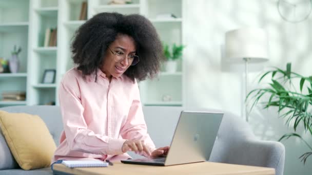 Злая Африканка Американка Жалуется Плохую Работу Программы Ноутбуке Сидящем Дома — стоковое видео