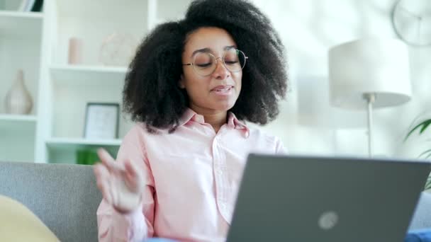 Счастливая Молодая Африканская Американка Разговаривает Видеосвязи Используя Ноутбук Сидя Диване — стоковое видео